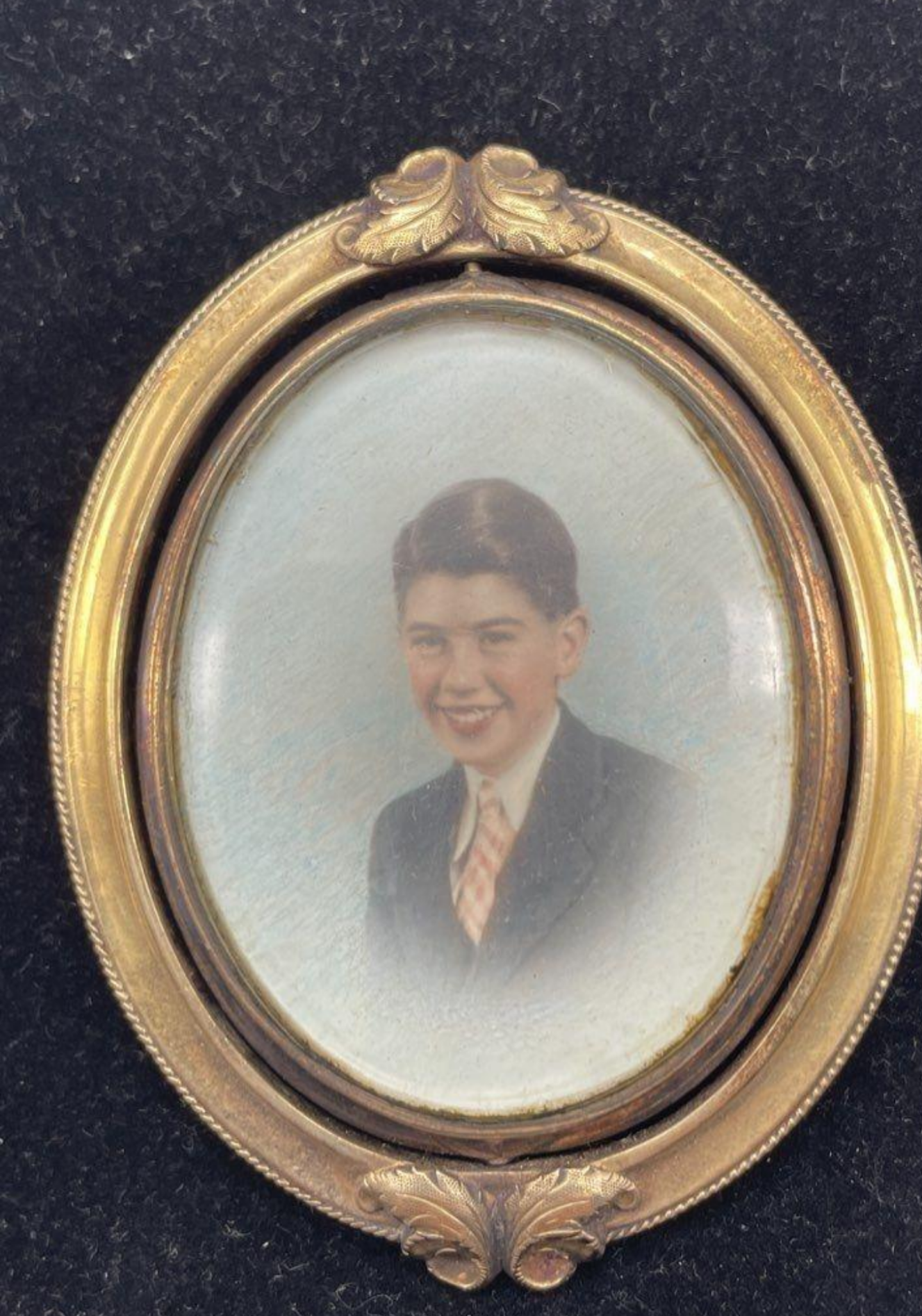 Gold brooch with portrait of boy
