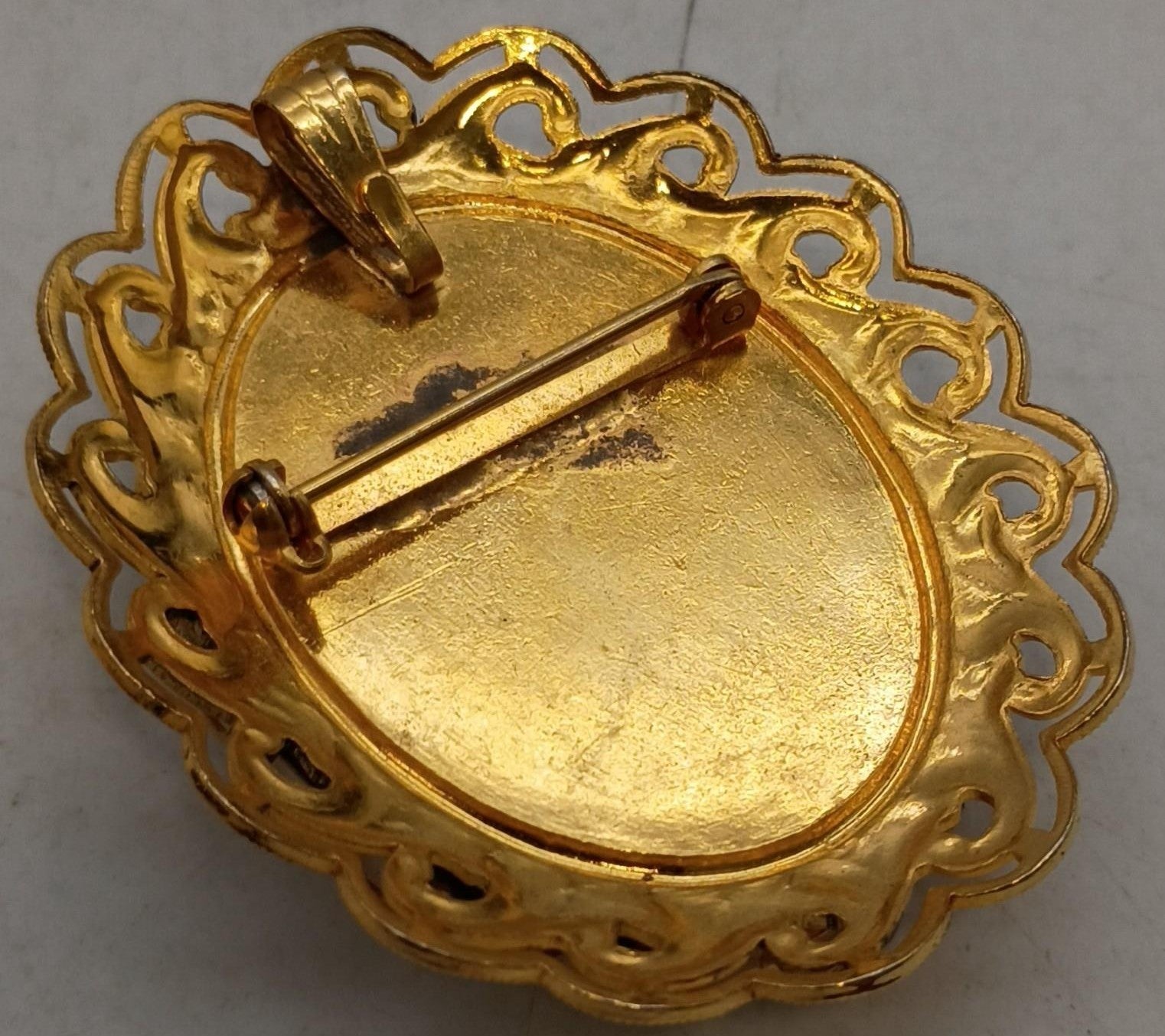 Gold back of brooch/pendant